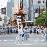 京都・祇園祭のハイライト「山鉾巡行」のプライベート鑑賞が叶う！贅沢な宿泊プラン【ROKU KYOTO】